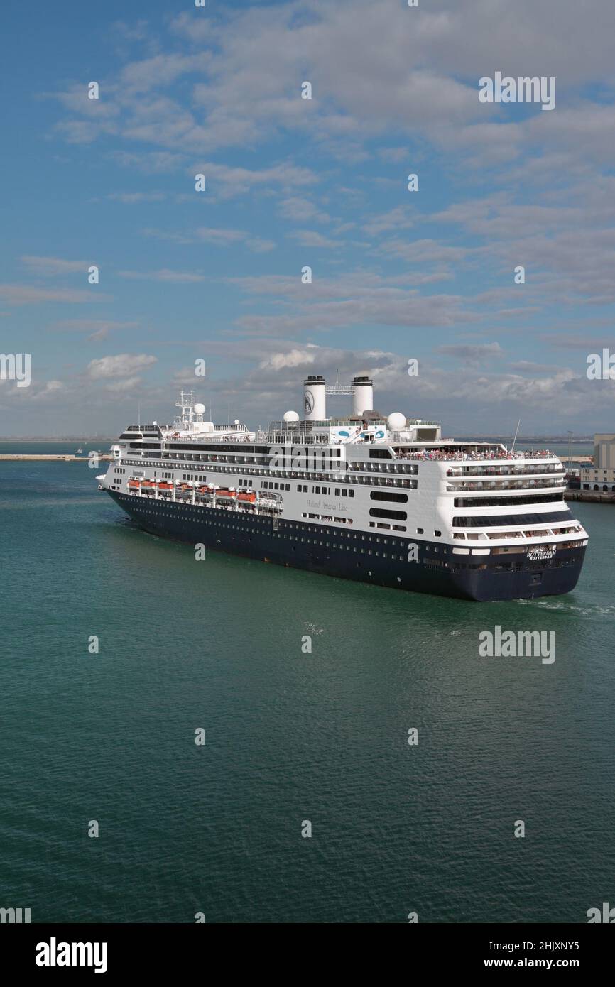 Cádiz, España - 25 de septiembre de 2012: El crucero sale del puerto Foto de stock