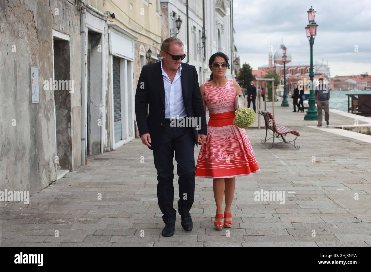 Salma Hayek y su marido Francois-Henri Pinault caminan mano a mano mientras que hacia fuera en Venecia, Italia, septiembre de 1 2012 Foto de stock