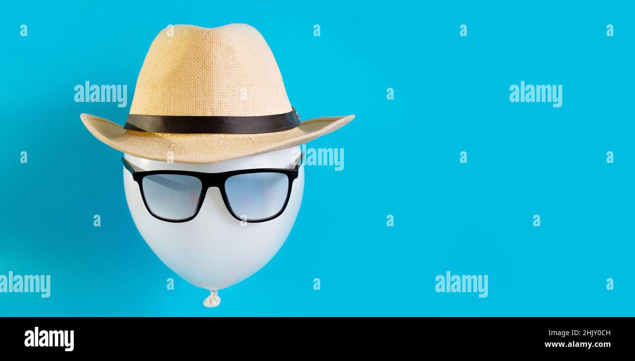 Primer plano turístico en globo. La imagen de un viajero masculino en un sombrero y gafas de sol concepto destino turístico Foto de stock