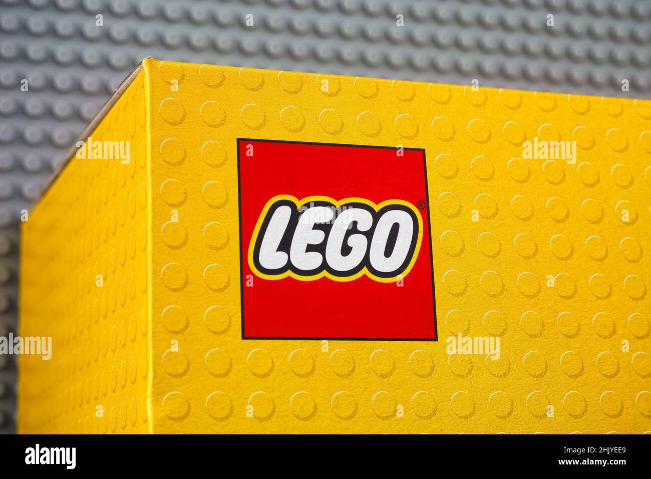Tambov, Federación de Rusia - 02 de diciembre de 2020 Primer plano de la  caja de Lego con logotipo sobre fondo de placa base gris Fotografía de  stock - Alamy