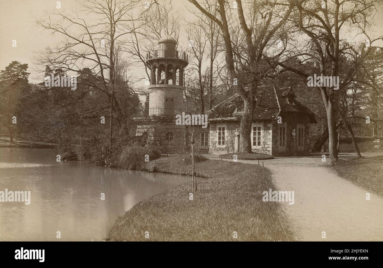 Fotografía antigua de alrededor de 1890 del parque Petit Trianon con Dairy House y la torre Marlborough en Versalles, Francia. FUENTE: FOTOGRAFÍA ORIGINAL EN ALBUMEN Foto de stock