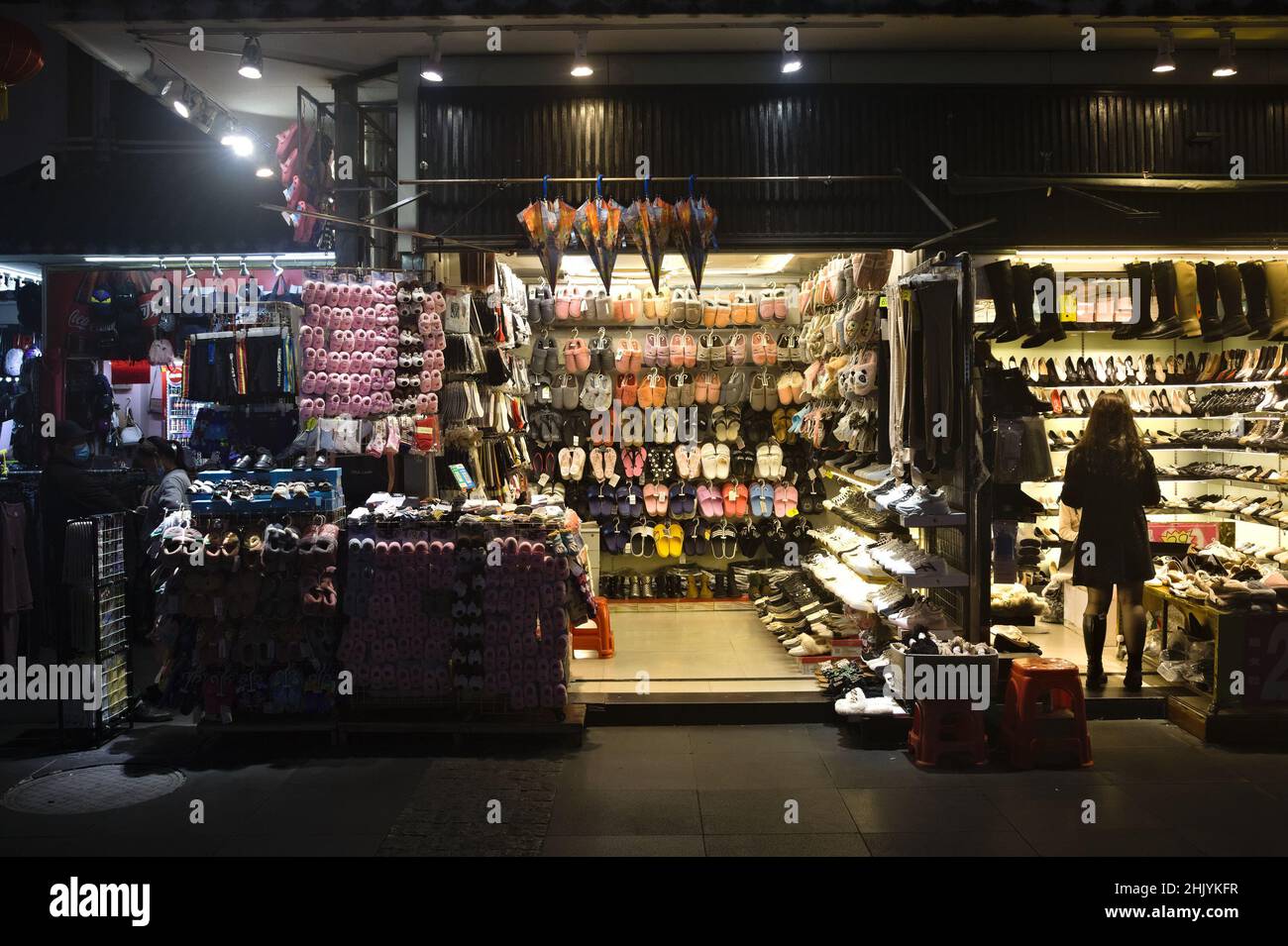 Compras nocturnas en pequeñas tiendas en Shenzhen, China Foto de stock