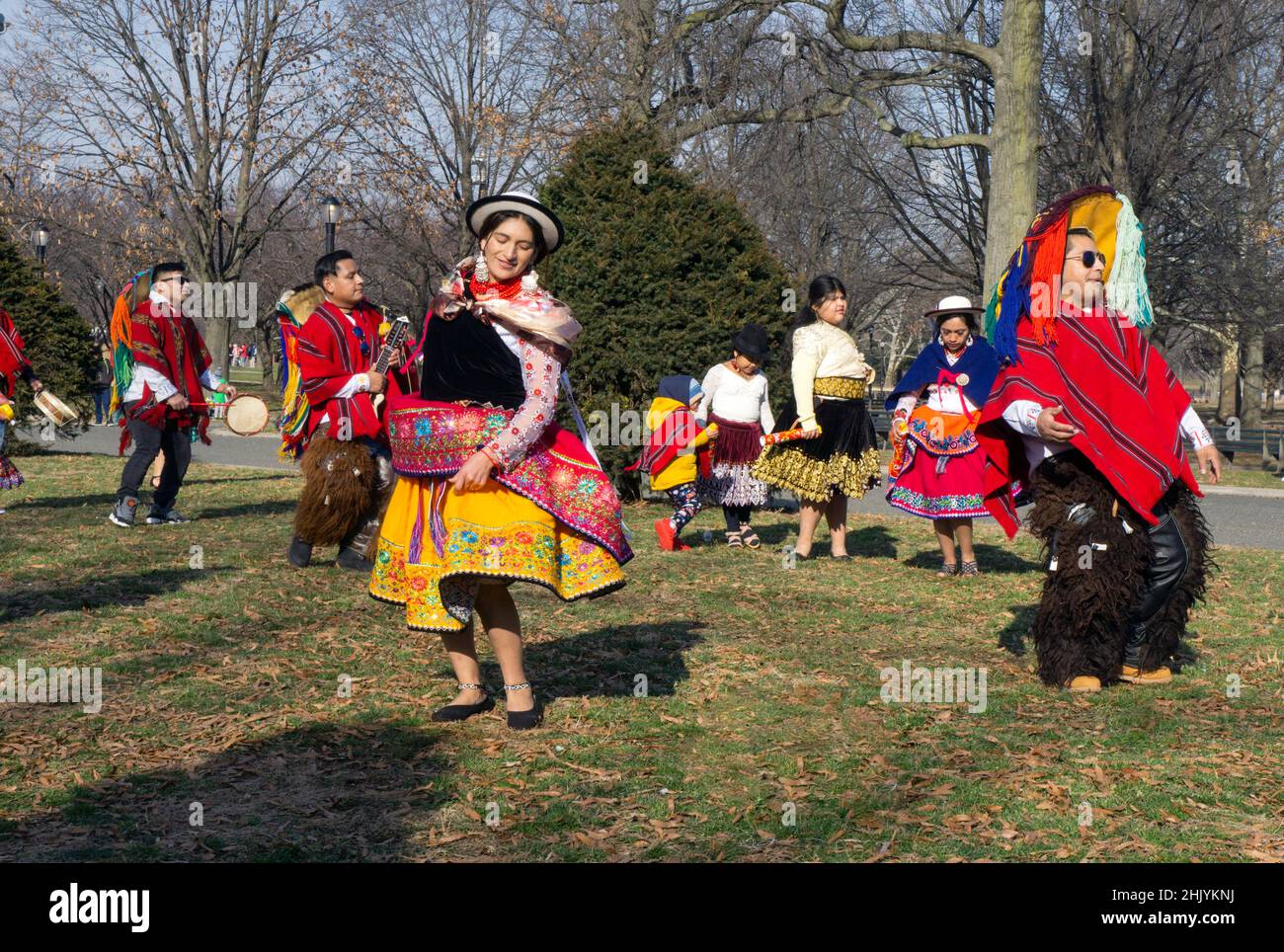 Los estadounidenses ecuatorianos bailan y tocan música mientras migran un vídeo. En Queens, Nueva York. Foto de stock