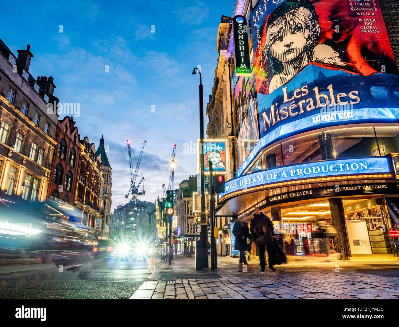 Shaftsbury Avenue, el corazón del distrito de teatros del West End de Londres, con Les Misérables en producción en el Teatro Sondheim. Foto de stock