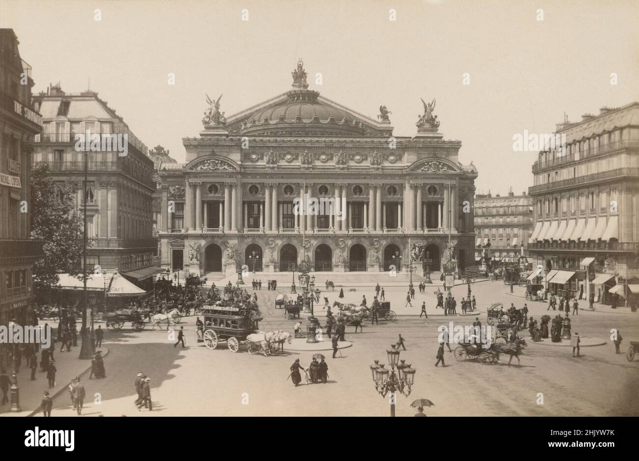 Fotografía antigua de alrededor de 1890 del Palacio Garnier y la Place de l'Opéra en París, Francia. FUENTE: FOTOGRAFÍA ORIGINAL EN ALBUMEN Foto de stock