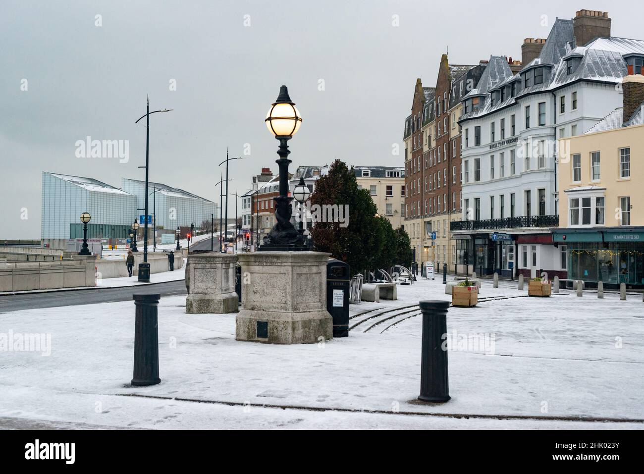 El desfile frente al mar en Margate con el Turner Contemporary detrás en la nieve, Margate, Kent, Reino Unido Foto de stock