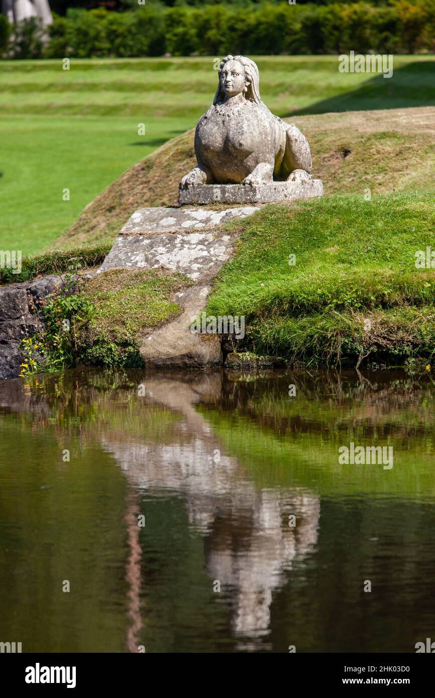 Escultura de piedra de una esfinge en el jardín de agua Studley Royal Foto de stock
