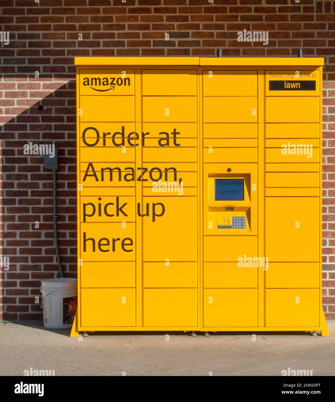 Kiosco Amazon Locker para la recogida del paquete de paquetes Pedido a minoristas en línea Foto de stock