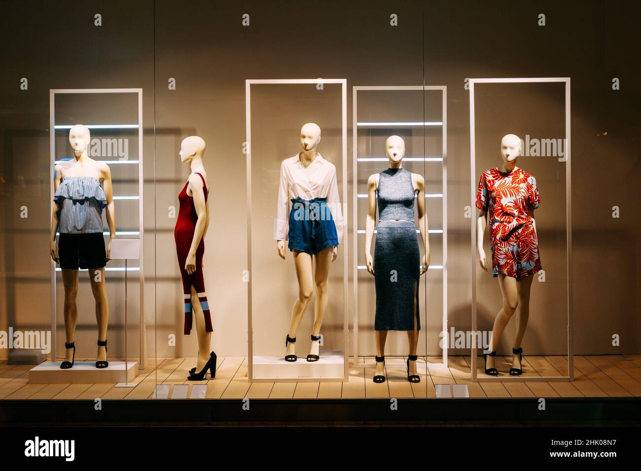 Mannequins standing in store window display of womens casual clothing  fotografías e imágenes de alta resolución - Alamy