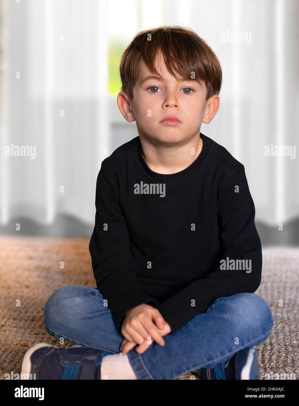 Niño expresivo jugando en su habitación. Foto de stock