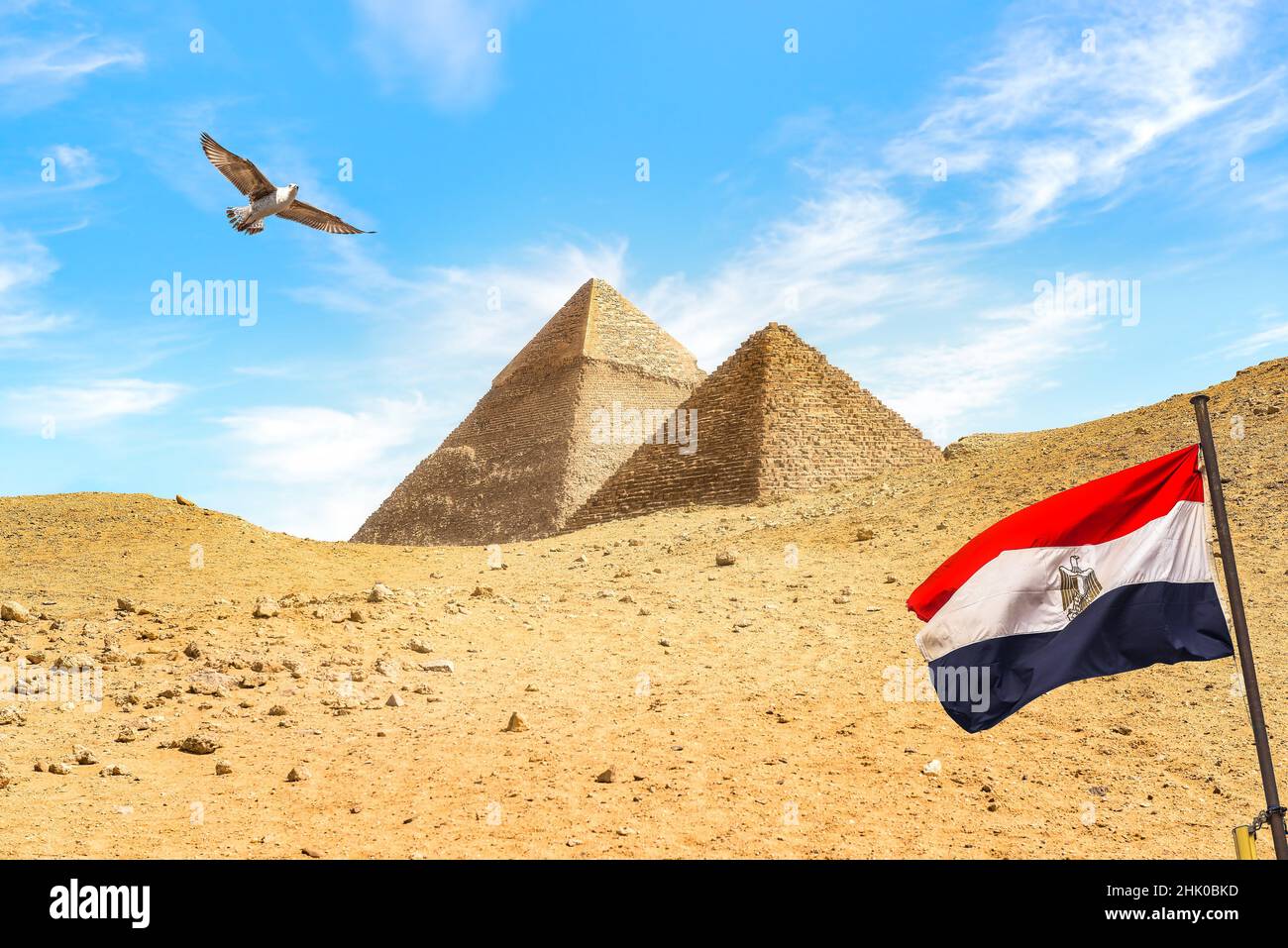 Bandera egipcia cerca de pirámides en el desierto de Giza, El Cairo