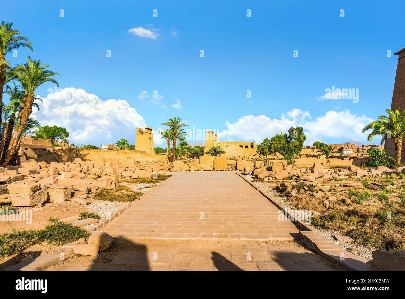 Complejo en ruinas del templo Karnak en Luxor. Foto de stock