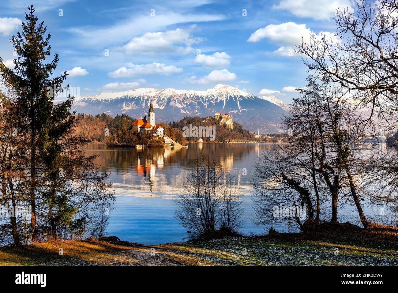 Lago Bled Eslovenia. Hermoso lago de montaña con pequeña iglesia de peregrinación. Foto de stock