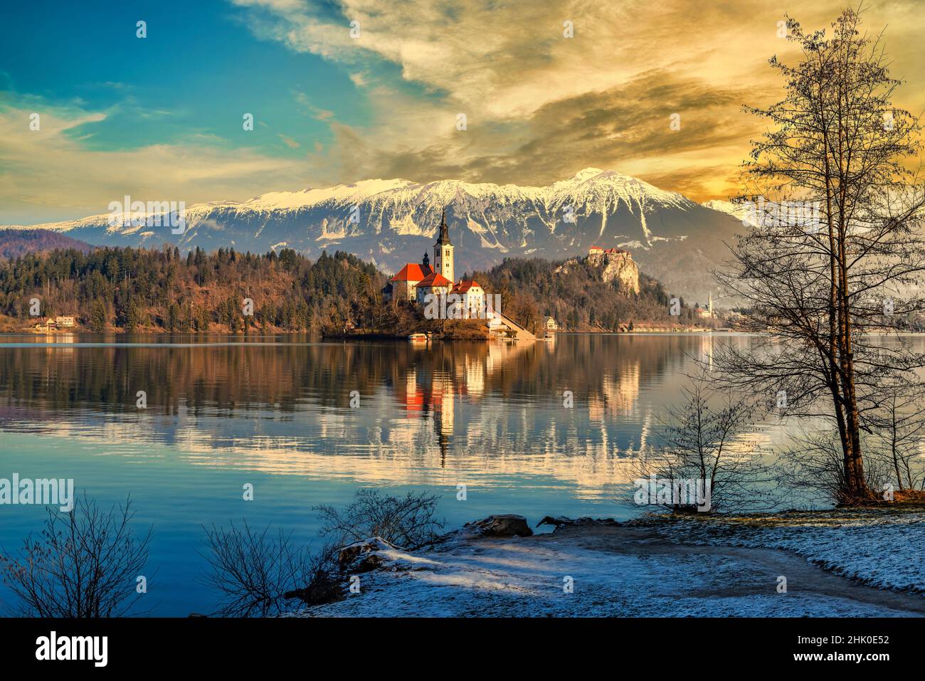Lago Bled, Eslovenia. Hermoso lago de montaña con pequeña iglesia de peregrinación al atardecer. Foto de stock