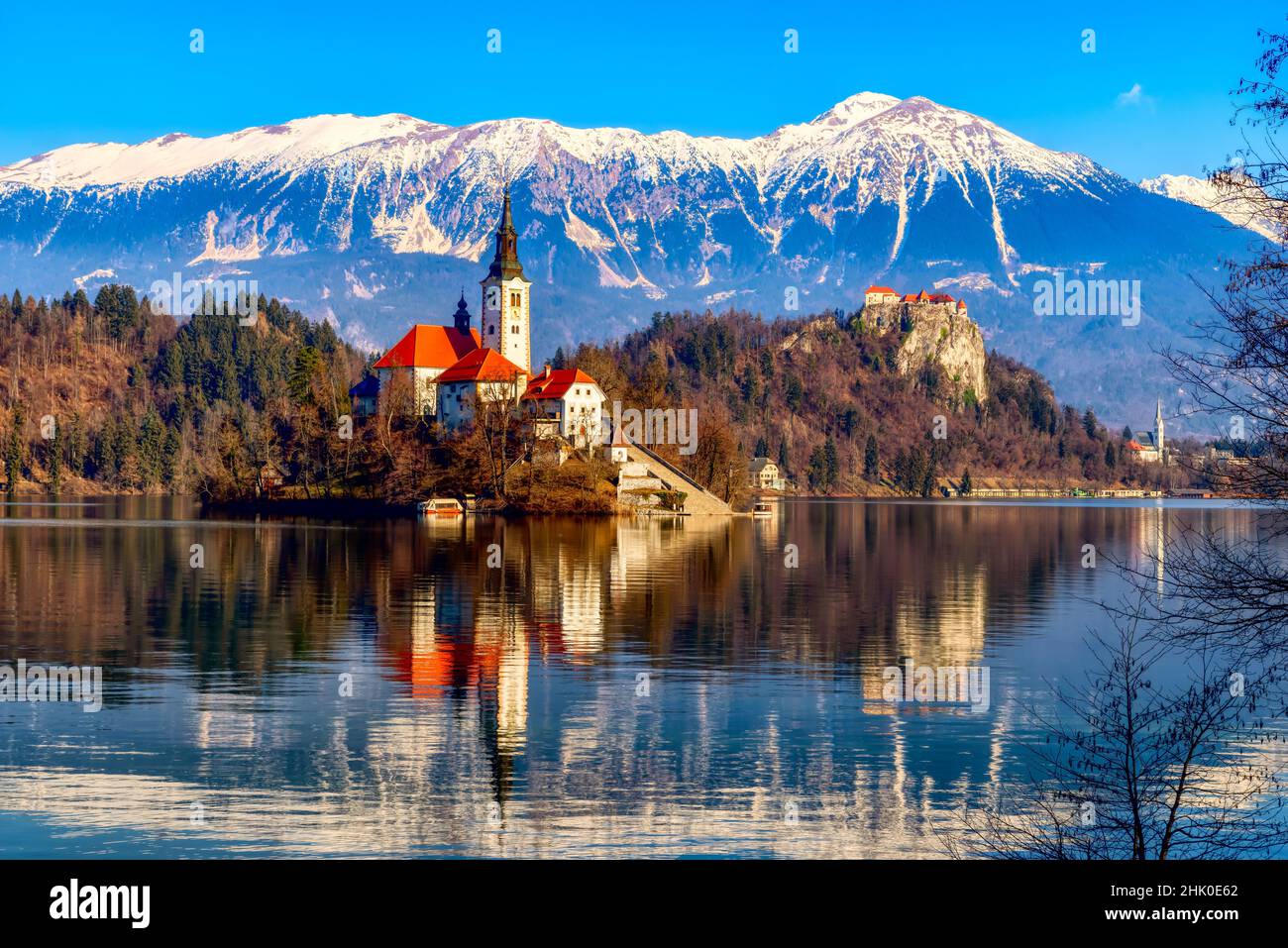 Lago Bled, Eslovenia. Hermoso lago de montaña con pequeña iglesia de peregrinación al atardecer. Foto de stock
