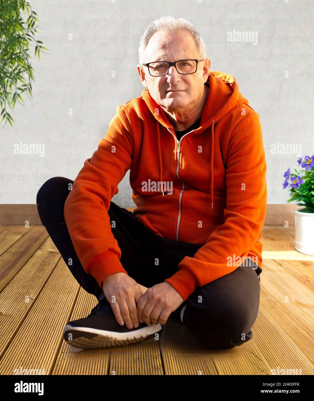Hombre mayor en ropa deportiva terraza después del gimnasio Fotografía de stock - Alamy