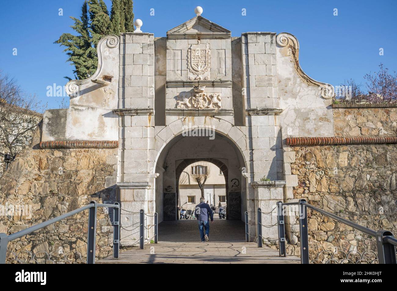 Puerta del Pilar o Puerta del Pilar, Badajoz, Extremadura, España. Entradas a la fortificación con bastión construida en el siglo 17th. Foto de stock