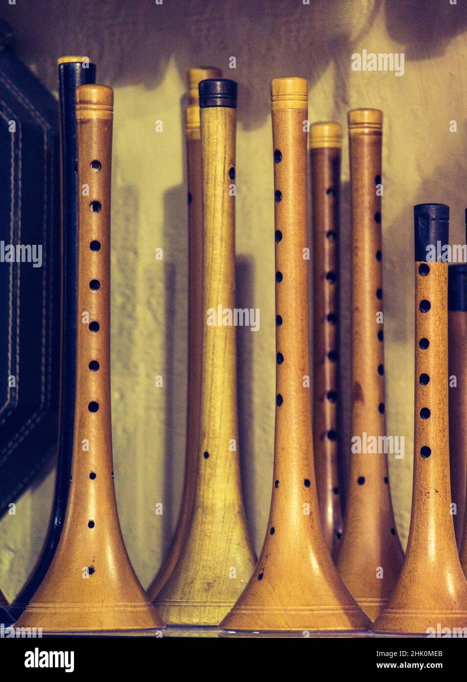 Docenas de flautas de madera hechas a mano o pipa. Foto de stock