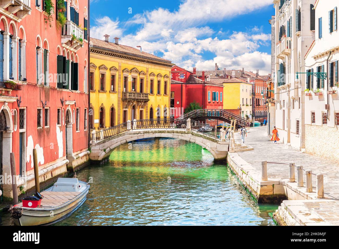 Canal de agua y puentes de Venecia, hermosa vista de Italia. Foto de stock