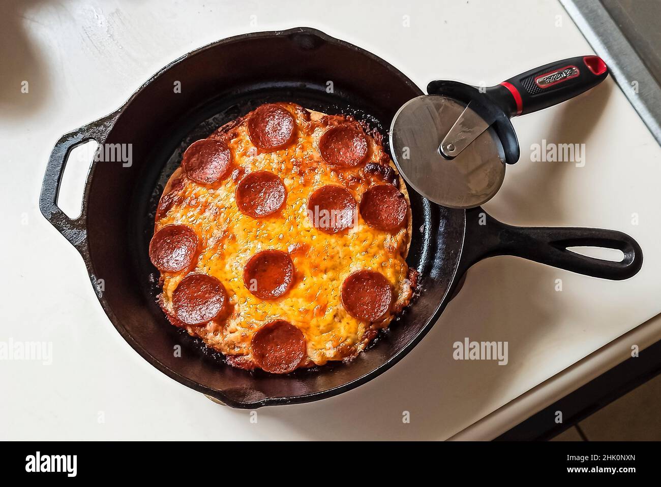 Pizza casera con queso mozzarela y pepperoni. Foto de stock