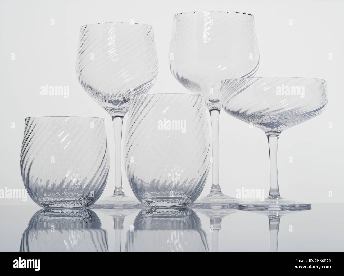 Un juego de cristalería. Vasos o vasos de beber. Vasos domésticos para beber líquidos de. Foto de stock