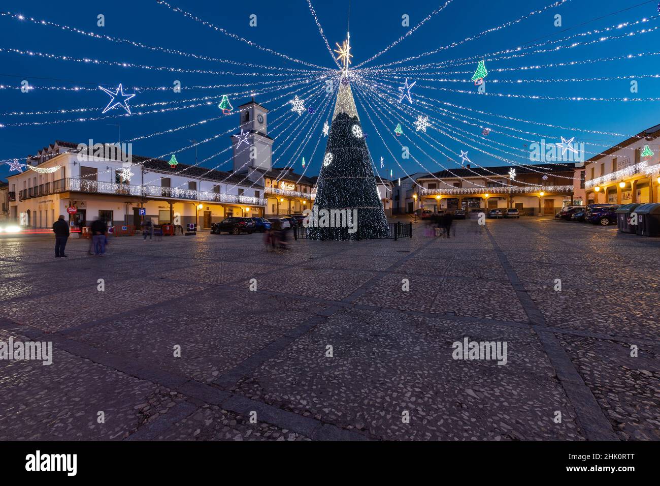 La plaza central decorada al atardecer en el pueblo de Valdemoro, en la  provincia de Madrid. La plaza está iluminada para Navidad Fotografía de  stock - Alamy