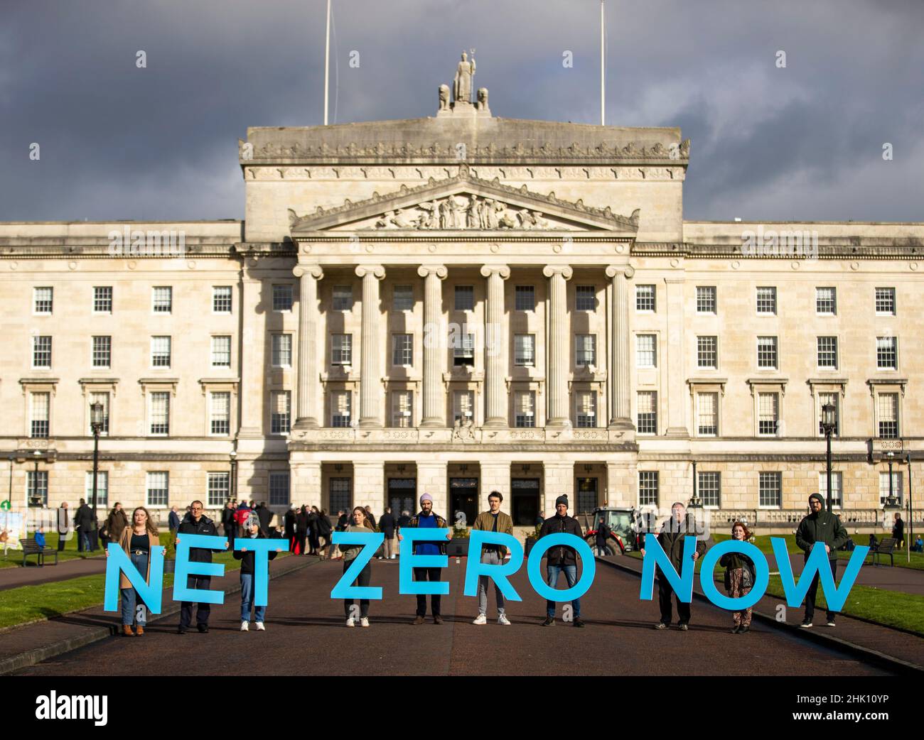 Activistas de Net Zero Now en los Edificios del Parlamento de Stormont como un debate se lleva a cabo en la Asamblea sobre el proyecto de ley de cambio climático del Ministro de Agricultura de NI Edwin Poots. Foto de stock