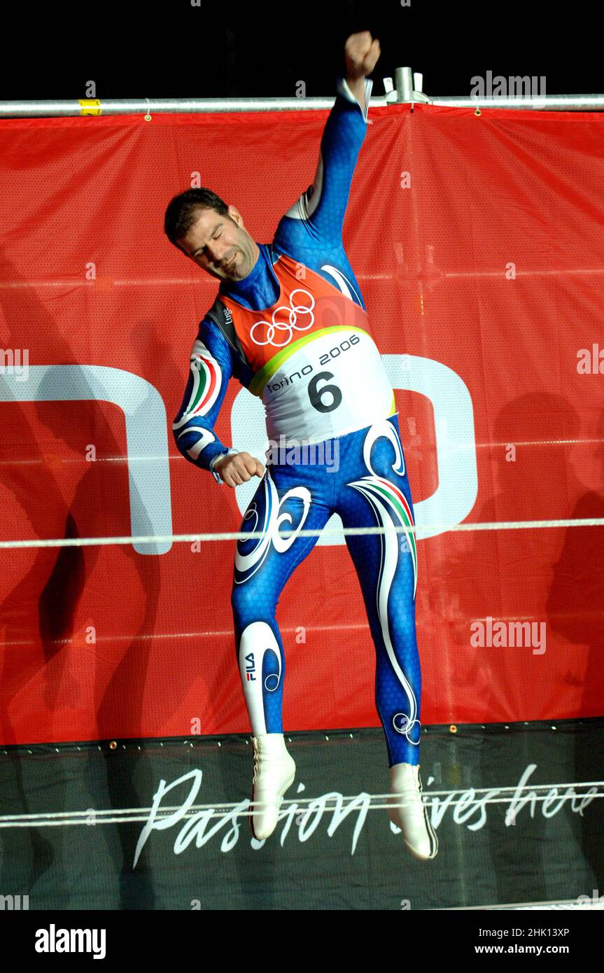 Cesana San Sicario, Turín Italia 2006-02-12: Juegos Olímpicos de Invierno de Turín 2006, ceremonia de entrega de premios del concurso Luge, Armin Zöggeler , Italia, medalla de oro Foto de stock