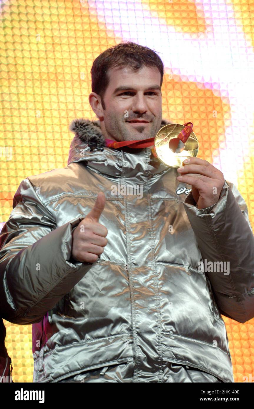 Turín Italia 2006-02-12: Los Juegos Olímpicos de Invierno de Turín 2006, ceremonia de entrega de premios de la competencia Luge, Armin Zöggeler , Italia, medalla de oro Foto de stock
