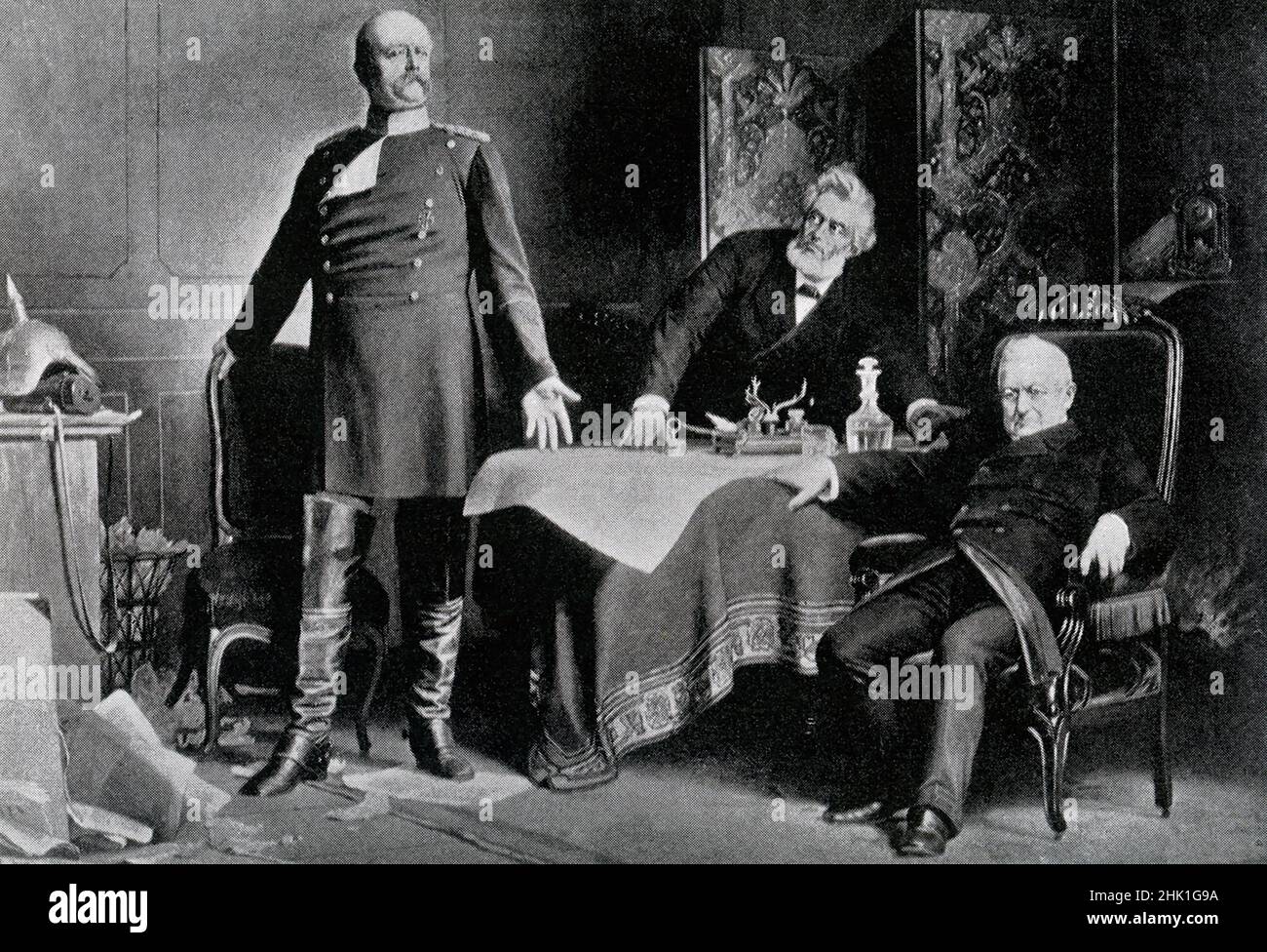 Aquí se muestra la reunión en Versalles entre Otto von Bismarck (izquierda) y Adolphe Thiers (sentado a la derecha) en el Palacio de Versalles, Francia. Bismarck está dictando los términos de paz a Thiers en febrero de 1871. Bismarck había ordenado que la ciudad de París fuera bombardeada con pistolas de asedio Krupp de gran calibre. Esto provocó la rendición de la ciudad el 28 de enero de 1871. Las discusiones secretas del armisticio comenzaron el 23 de enero de 1871 y continuaron en Versalles. La guerra franco-prusiana o guerra franco-alemana, a menudo referida en Francia como la guerra de 1870, era un conflicto entre el Segundo Imperio Francés y el Foto de stock