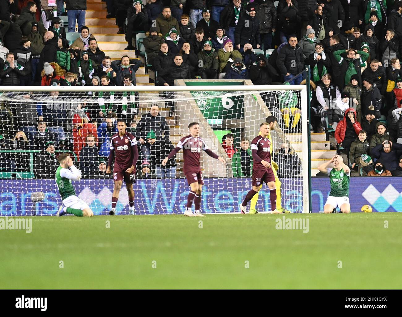 Easter Road Stadium, Edinburgh.Scotland UK.1st Feb 22 Hibernian vs Heart of Midlothian Cinch Premiership Match. Dejación para Hibs Josh Campbell & Kevin Nisbet After Hearts Toby Sibbick Gol línea de meta de liquidación Crédito: eric mccowat/Alamy Live News Foto de stock