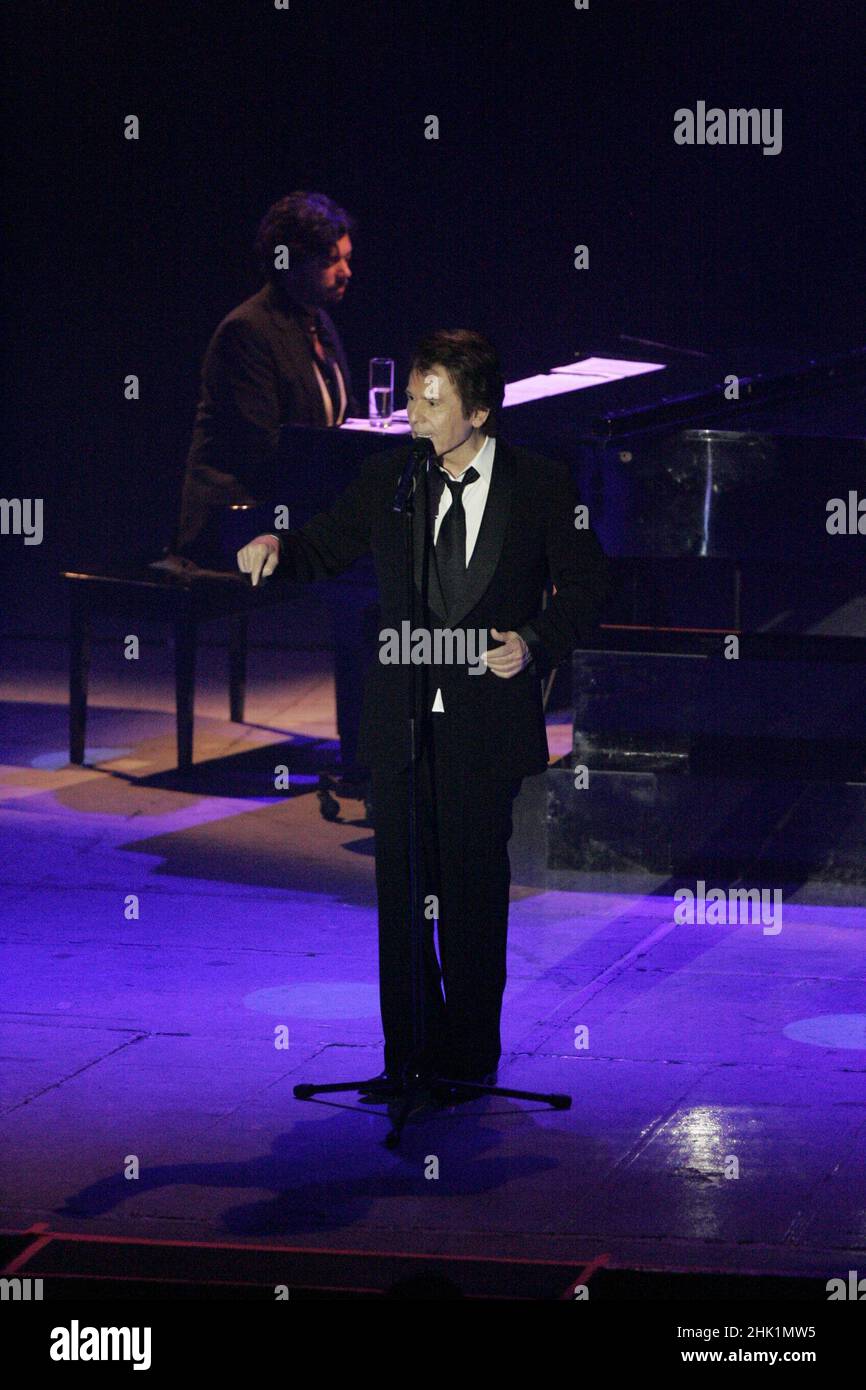 Rafael o Rafael Martos , cantante español en concierto bohemio Auditorio Cívico del Estado interpretando los éxitos de antaño el 6 mayo 2007 en Hermosillo...© (foto de Luis Gutiérrez/Norte Foto) Rafael o Rafael Martos, Cantante español en un concierto bohemio Auditorio Cívico del Estado interpretando los éxitos de antaño el 6 de mayo de 2007 en Hermosillo...© (foto de Luis Gutiérrez/Norte Foto) Foto de stock