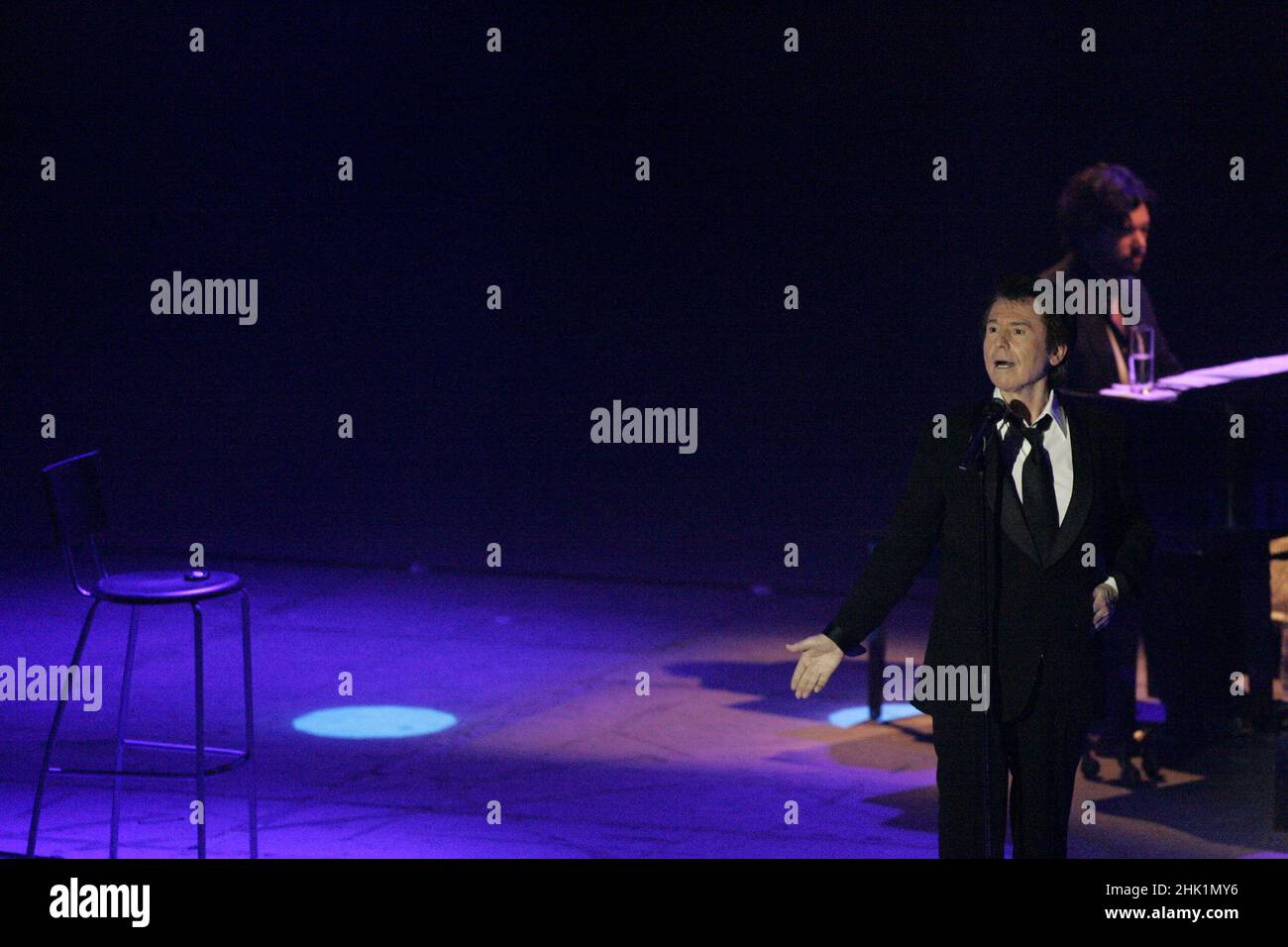 Rafael o Rafael Martos , cantante español en concierto bohemio Auditorio Cívico del Estado interpretando los éxitos de antaño el 6 mayo 2007 en Hermosillo...© (foto de Luis Gutiérrez/Norte Foto) Rafael o Rafael Martos, Cantante español en un concierto bohemio Auditorio Cívico del Estado interpretando los éxitos de antaño el 6 de mayo de 2007 en Hermosillo...© (foto de Luis Gutiérrez/Norte Foto) Foto de stock