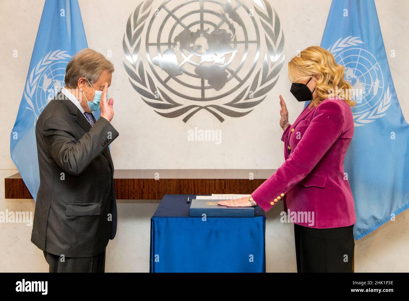(220201) -- NACIONES UNIDAS, 1 de febrero de 2022 (Xinhua) -- El Secretario General de la ONU, Antonio Guterres (L), se jura en Catherine Russell, de los Estados Unidos, como nueva directora ejecutiva del Fondo de la ONU para la Infancia, en la sede de la ONU en Nueva York, el 1 de febrero de 2022. Catherine Russell, de los Estados Unidos, asumió el cargo el martes como la nueva directora ejecutiva del Fondo de las Naciones Unidas para la Infancia (UNICEF), convirtiéndose en la cuarta mujer en dirigir la organización. (Mark Garten/Foto ONU/Folleto via Xinhua) Foto de stock