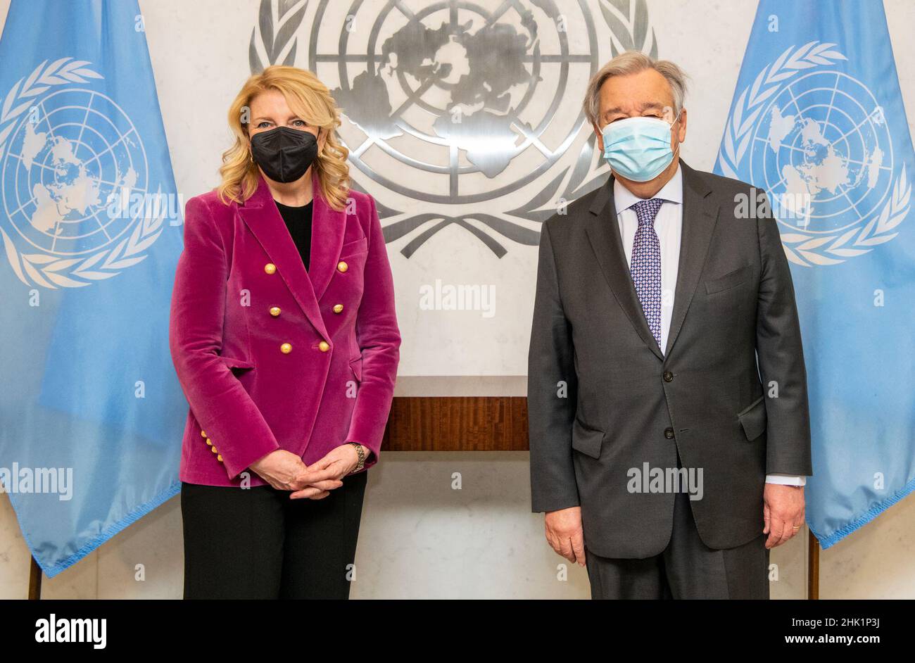 (220201) -- NACIONES UNIDAS, 1 de febrero de 2022 (Xinhua) -- El Secretario General de la ONU, Antonio Guterres (R), presenta una foto con Catherine Russell de los Estados Unidos en su juramento como nueva directora ejecutiva del Fondo de la ONU para la Infancia en la sede de la ONU en Nueva York, el 1 de febrero de 2022. Catherine Russell, de los Estados Unidos, asumió el cargo el martes como la nueva directora ejecutiva del Fondo de las Naciones Unidas para la Infancia (UNICEF), convirtiéndose en la cuarta mujer en dirigir la organización. (Mark Garten/Foto ONU/Folleto via Xinhua) Foto de stock