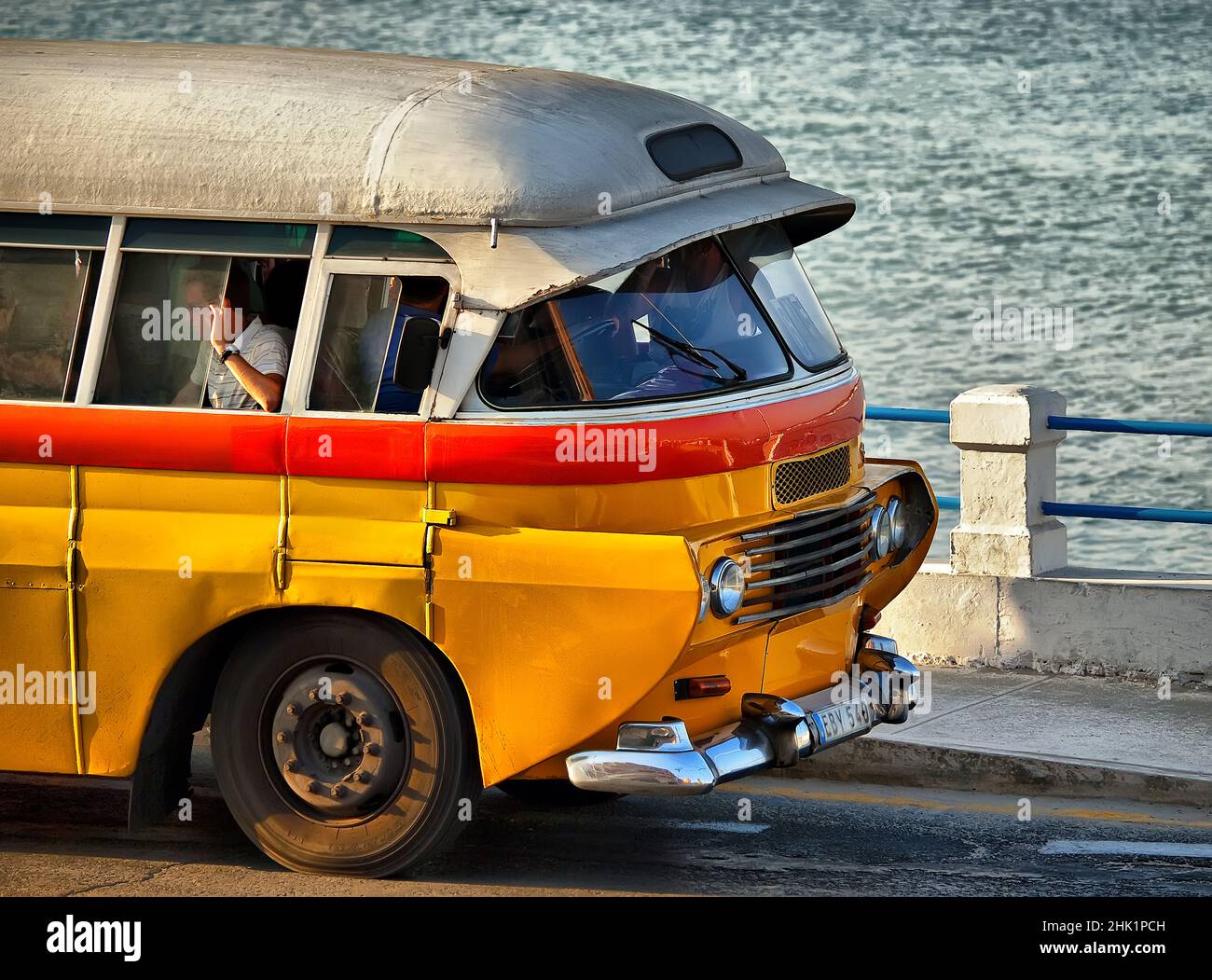 El antiguo autobús tradicional de Malta Foto de stock