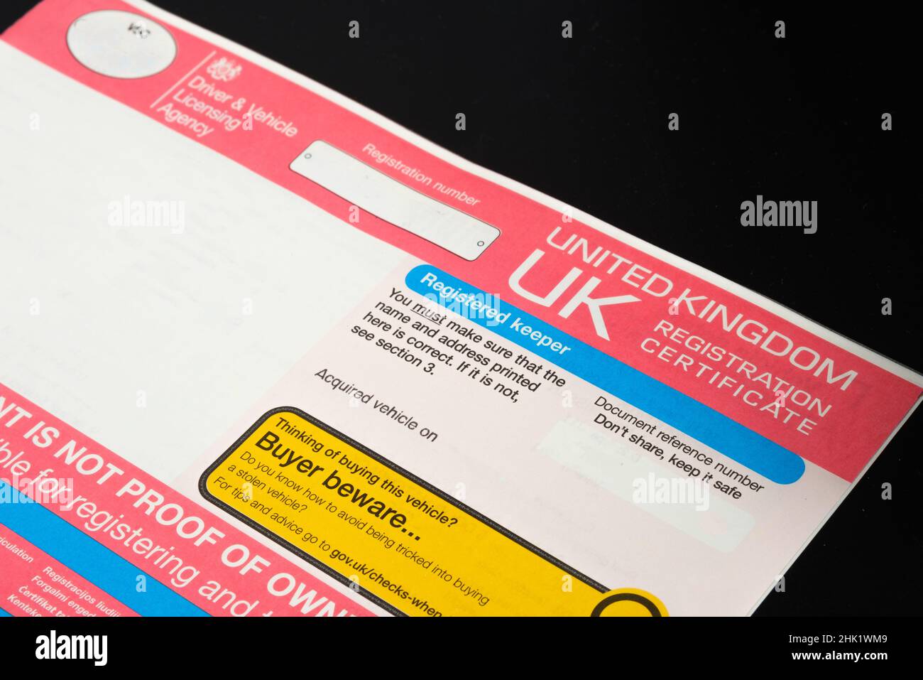 Certificado de registro original del Reino Unido para un coche comprado visto en la foto