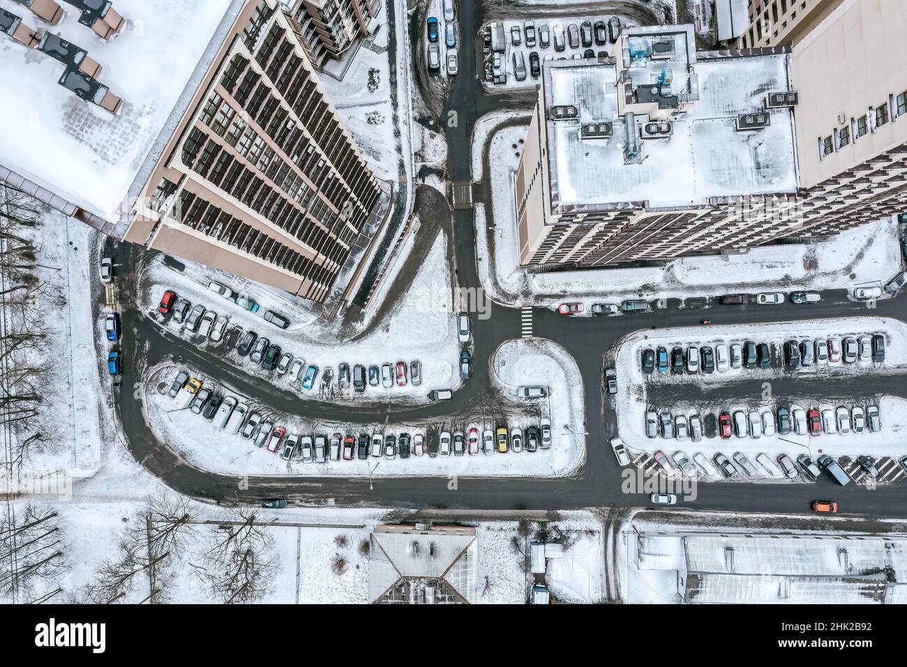 nuevo y moderno complejo de edificios de apartamentos de gran altura. patio con coches aparcados. vista aérea de la parte superior en invierno. Foto de stock