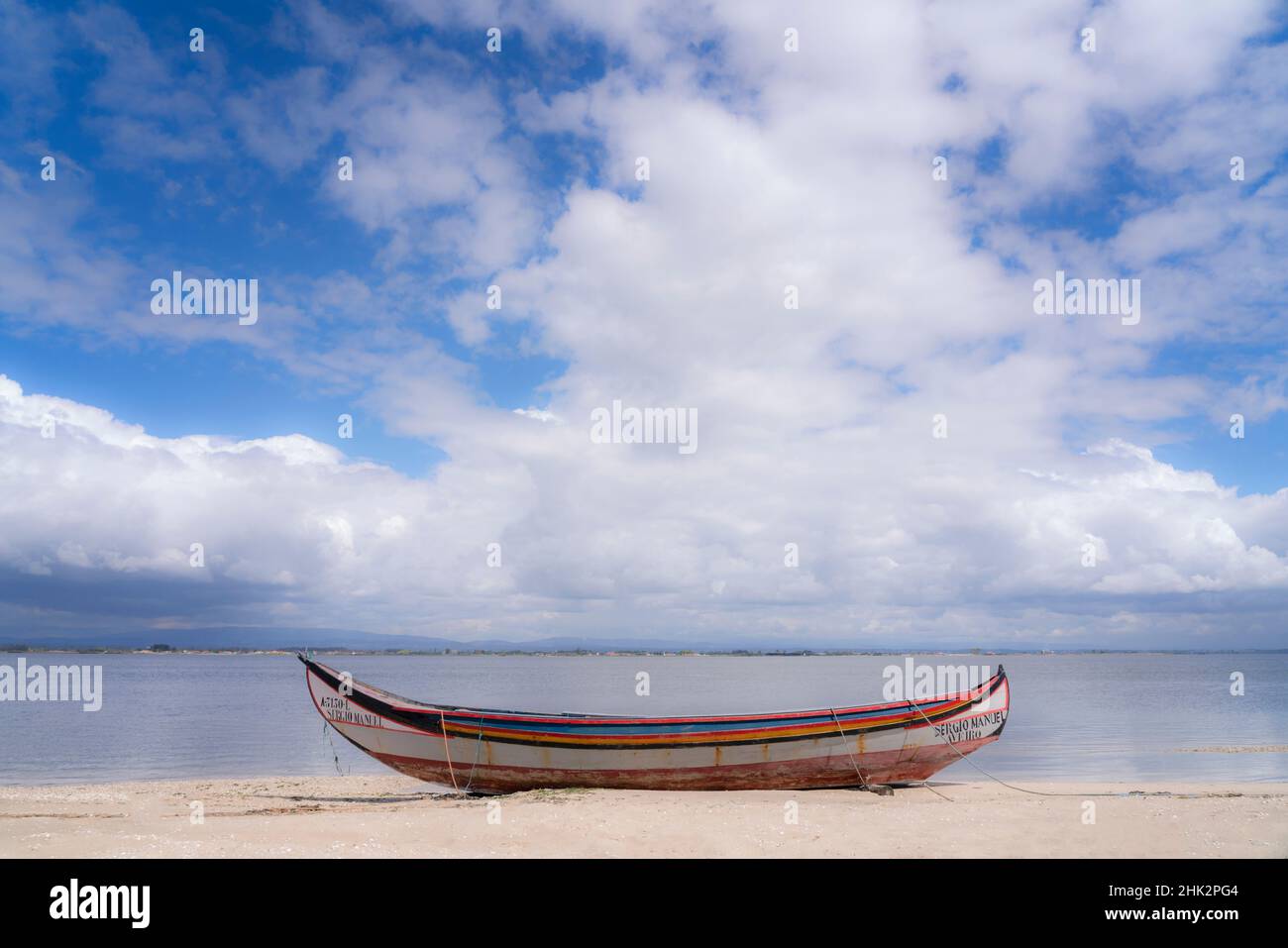 Europa, Portugal, Torreira. Tradicional barco de pesca en la playa. Foto de stock