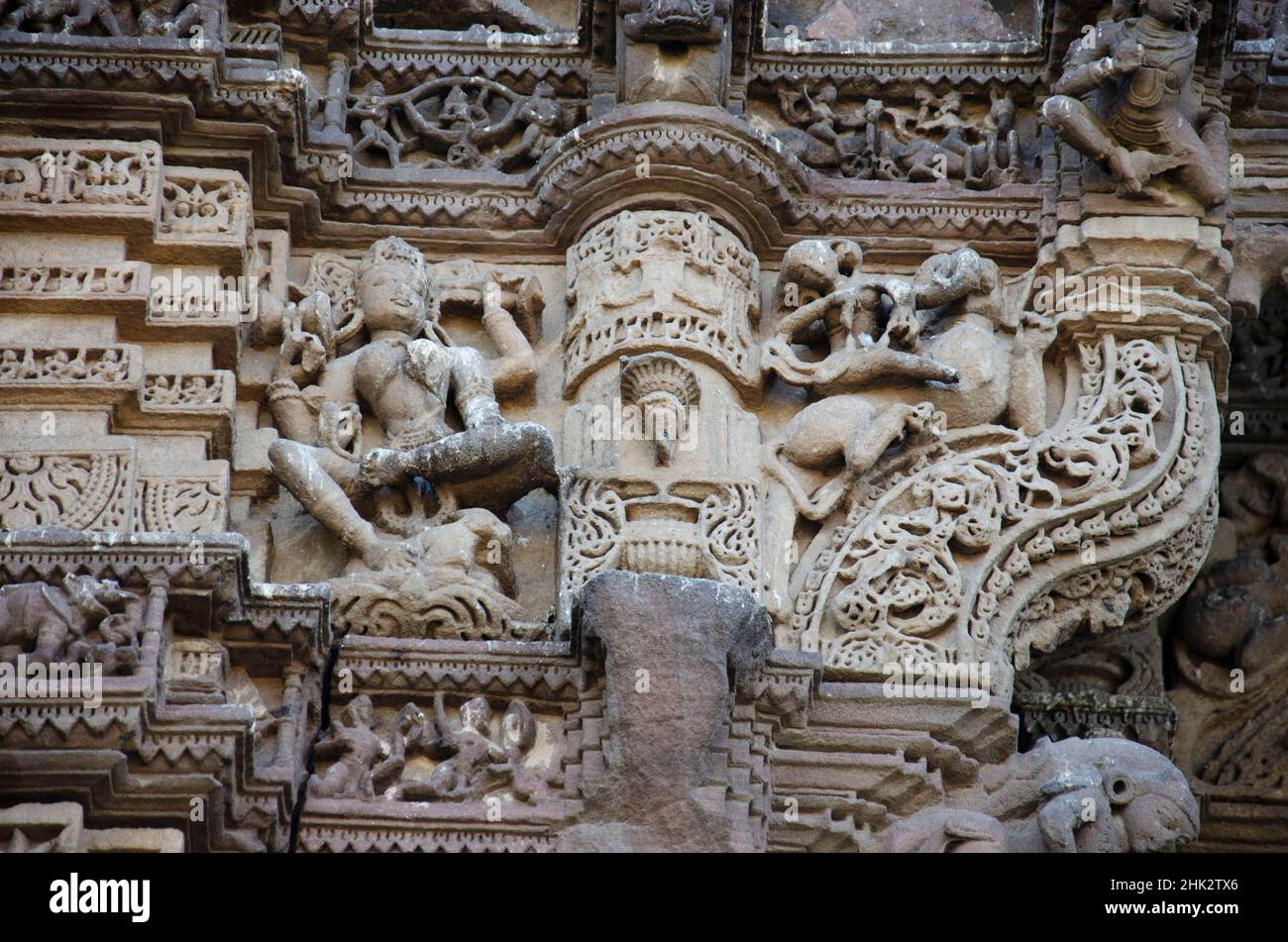 Los ídolos tallados en el Bhagol Vadodara también conocido como la puerta occidental, ubicada en Dabhoi, Gujarat, India Foto de stock