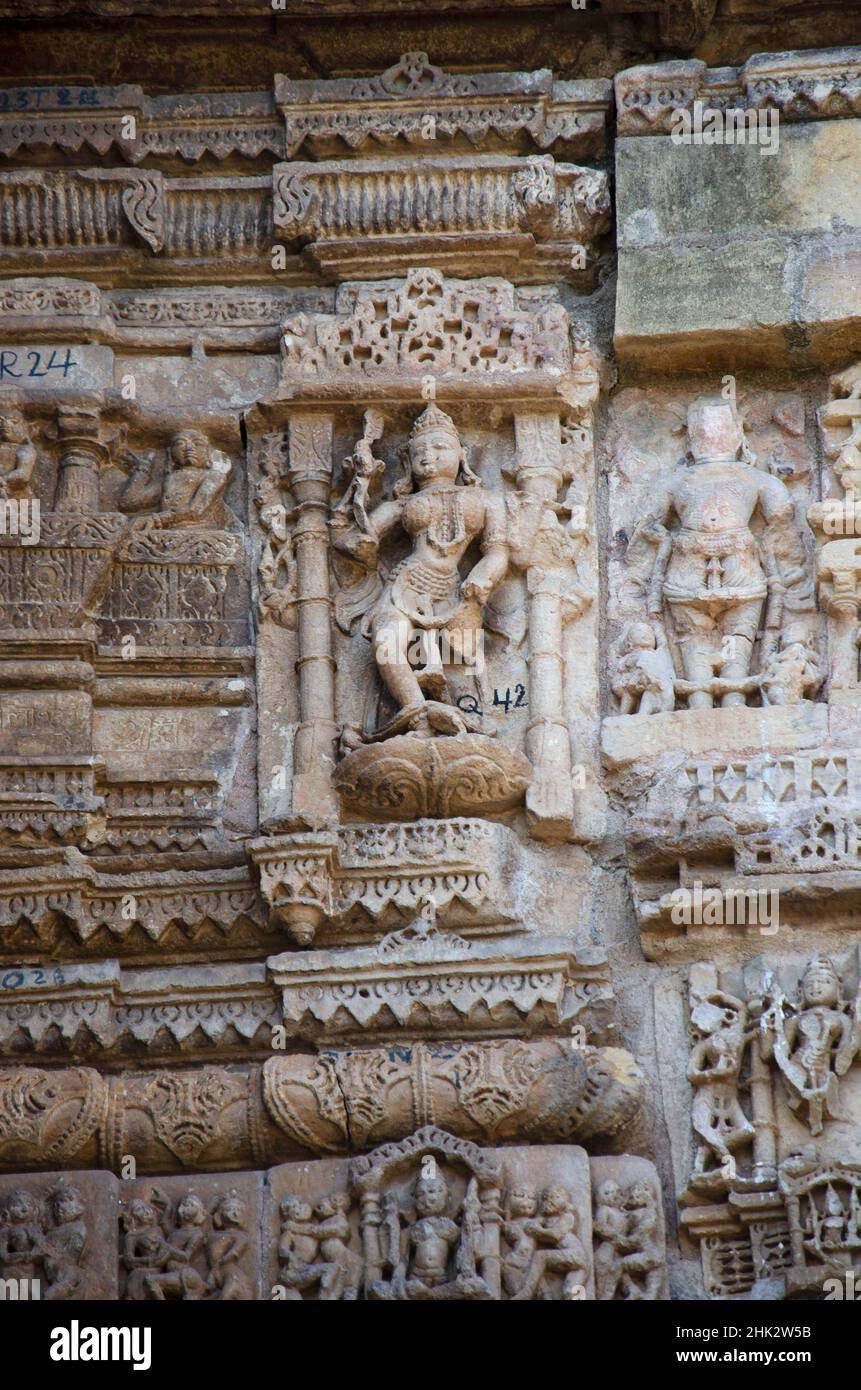 Hira Bhagol tallada, la puerta oriental que lleva el nombre de su arquitecto; Hiradhar, situado en Dabhoi, Gujarat, India Foto de stock