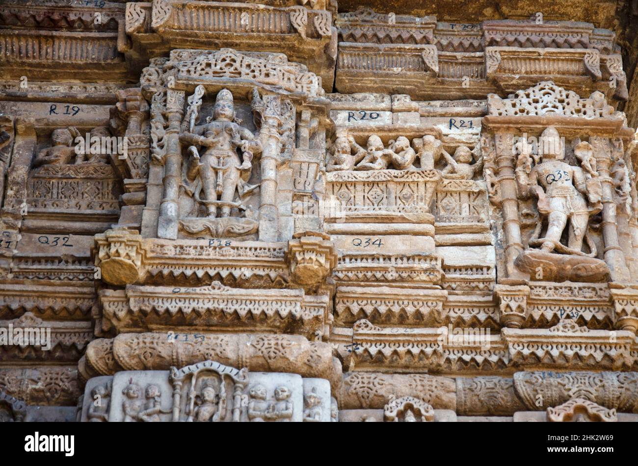Hira Bhagol tallada, la puerta oriental que lleva el nombre de su arquitecto; Hiradhar, situado en Dabhoi, Gujarat, India Foto de stock