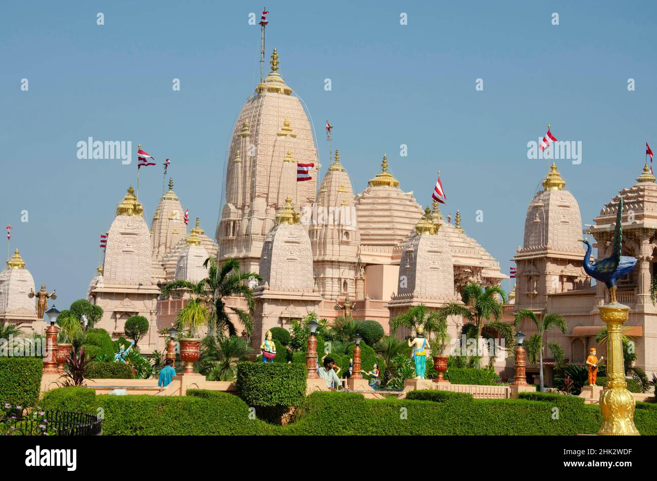 Nilkanthdham, templo de Swaminarayan Un complejo religioso extenso con pagodas, fuentes, estatuas y ídolos y puertas tallados, situado en Poicha, Gujarat Foto de stock