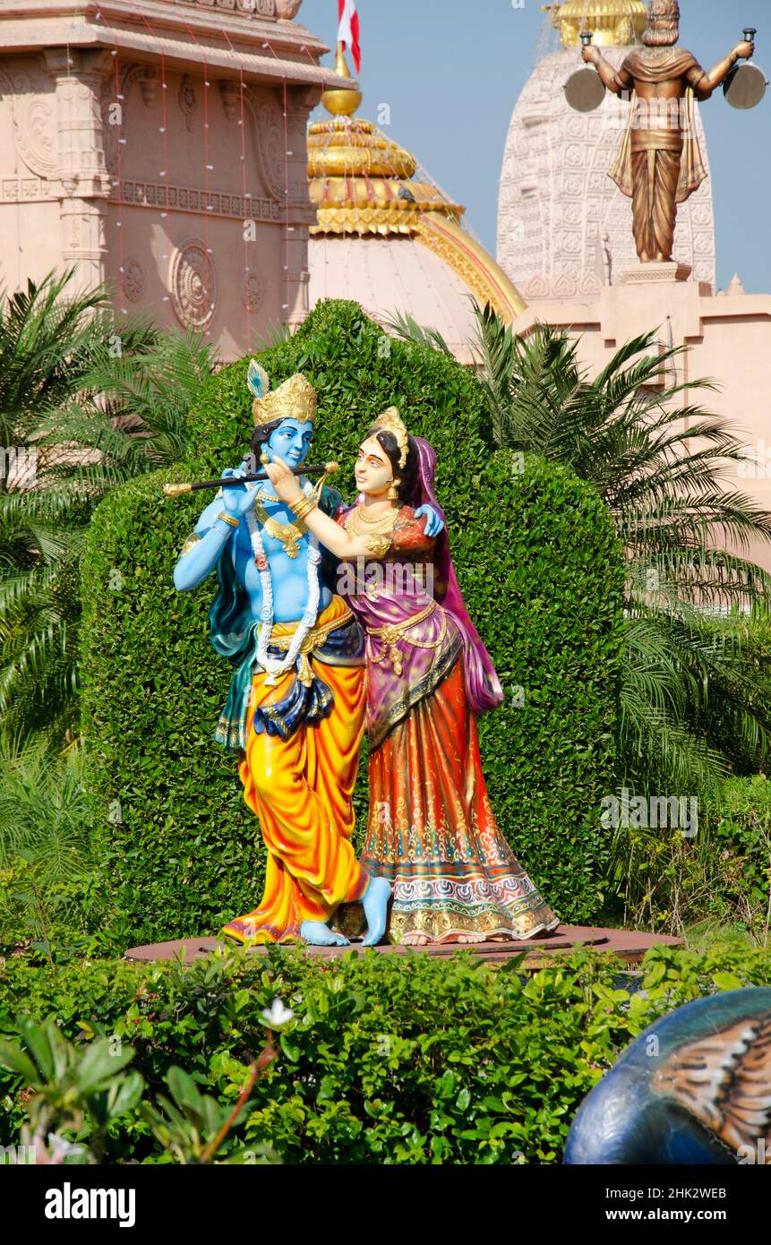 Radha y Krishna tocando la flauta en el jardín de Nilkanthdham, templo de Swaminarayan, Poicha, Gujarat, India Foto de stock