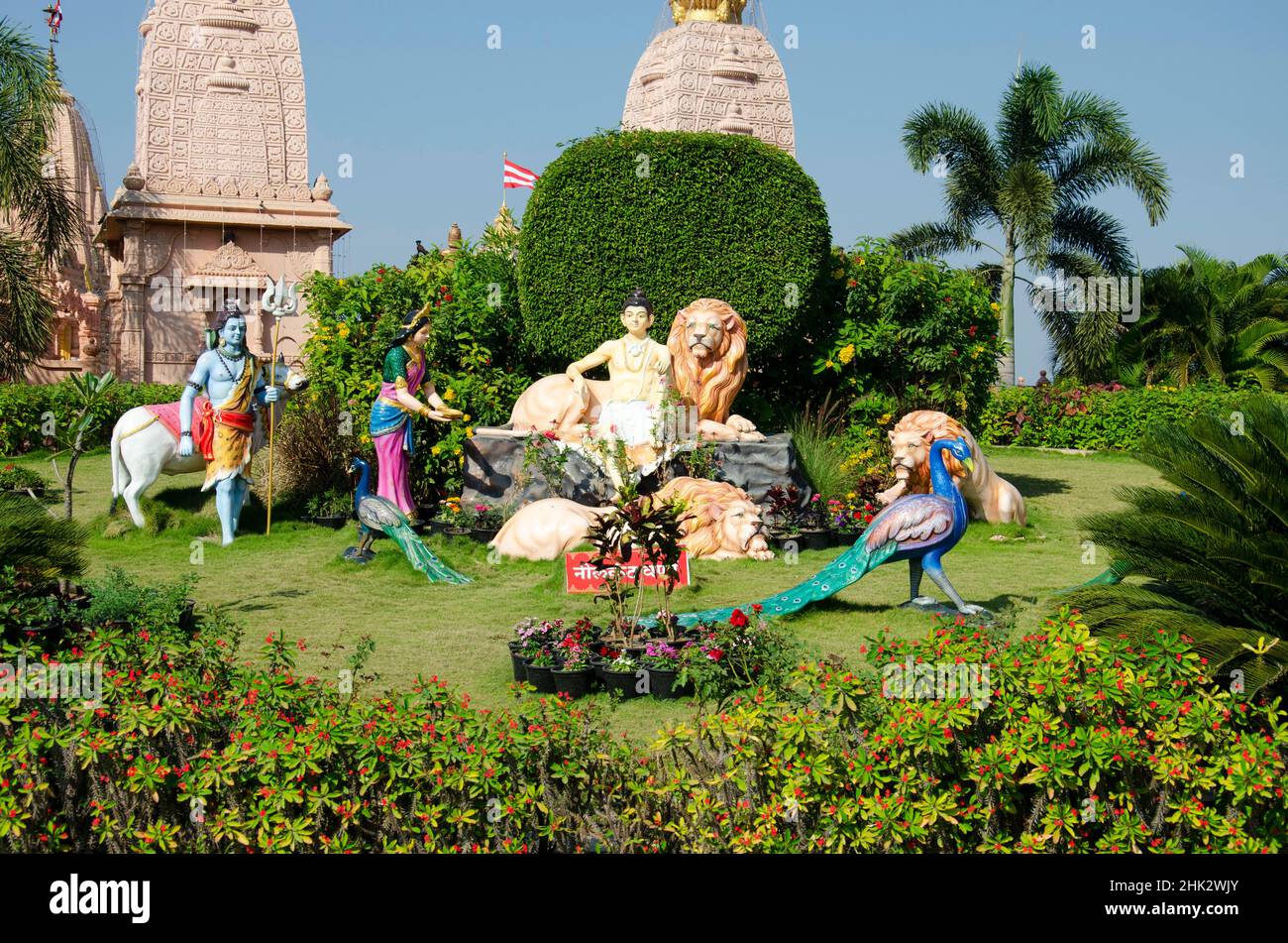 Lord Akshar sentado con León, Nilkanthdham, templo de Swaminarayan, Poicha, Poicha, Gujarat, India Foto de stock