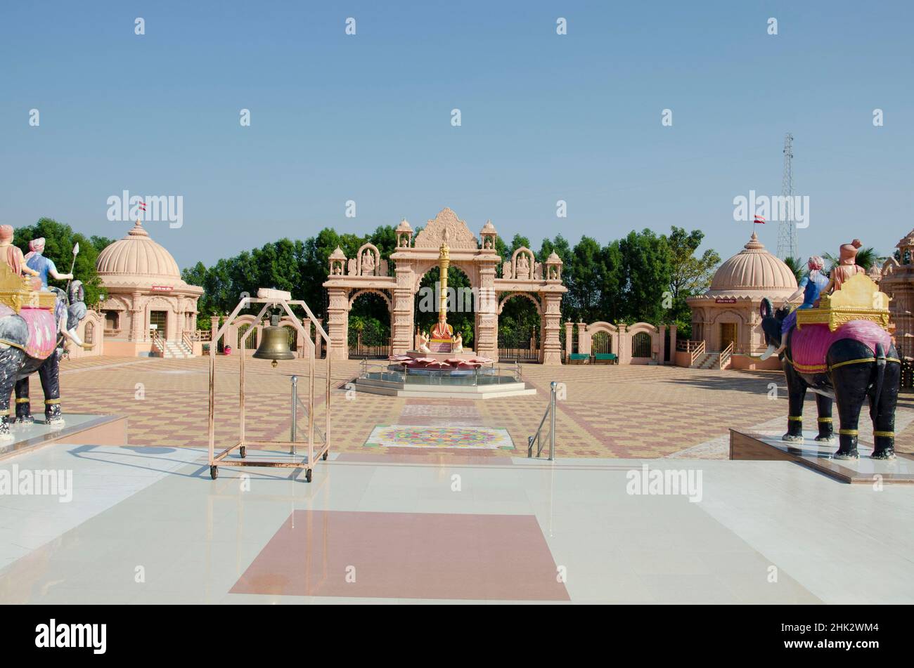 Estatua de Shastri Maharaj y puertas de entrada talladas en Nilkanthdham, complejo del templo de Swaminarayan, Poicha, Poicha, Gujarat, India Foto de stock