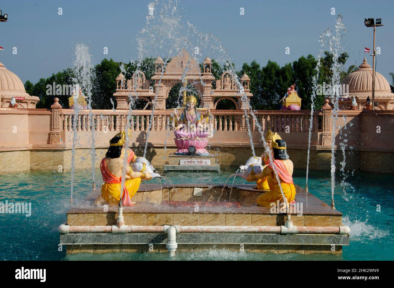 Deidades que realizan abhisekh en Neelkanth Sarovar el estanque artificial, Swaminarayan Temple, Poicha, Gujarat, India, Ubicado en Poicha, Gujarat, India Foto de stock