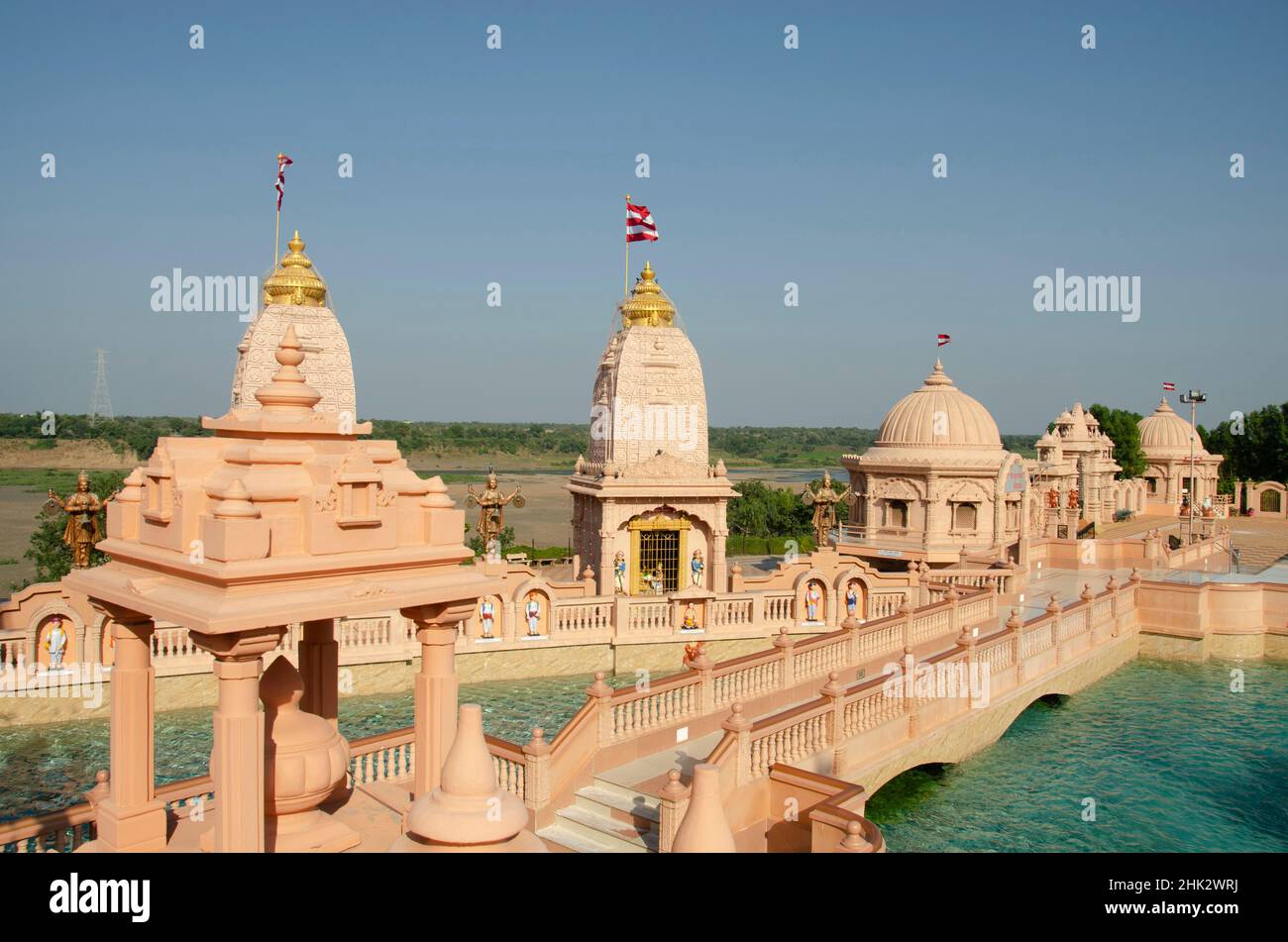 Mandapas de arenisca alrededor del lago artificial en Neelkanth Dham Swaminarayan Temple, Poicha, Gujarat, India, ubicado en Poicha, Gujarat, India Foto de stock