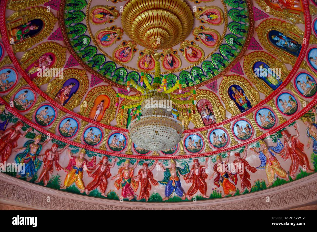 Techo interior del templo de Swaminarayan con dioses, deidades y figuras danzantes talladas en el mismo. Nilkanthdham, Poicha, Gujarat, India Foto de stock