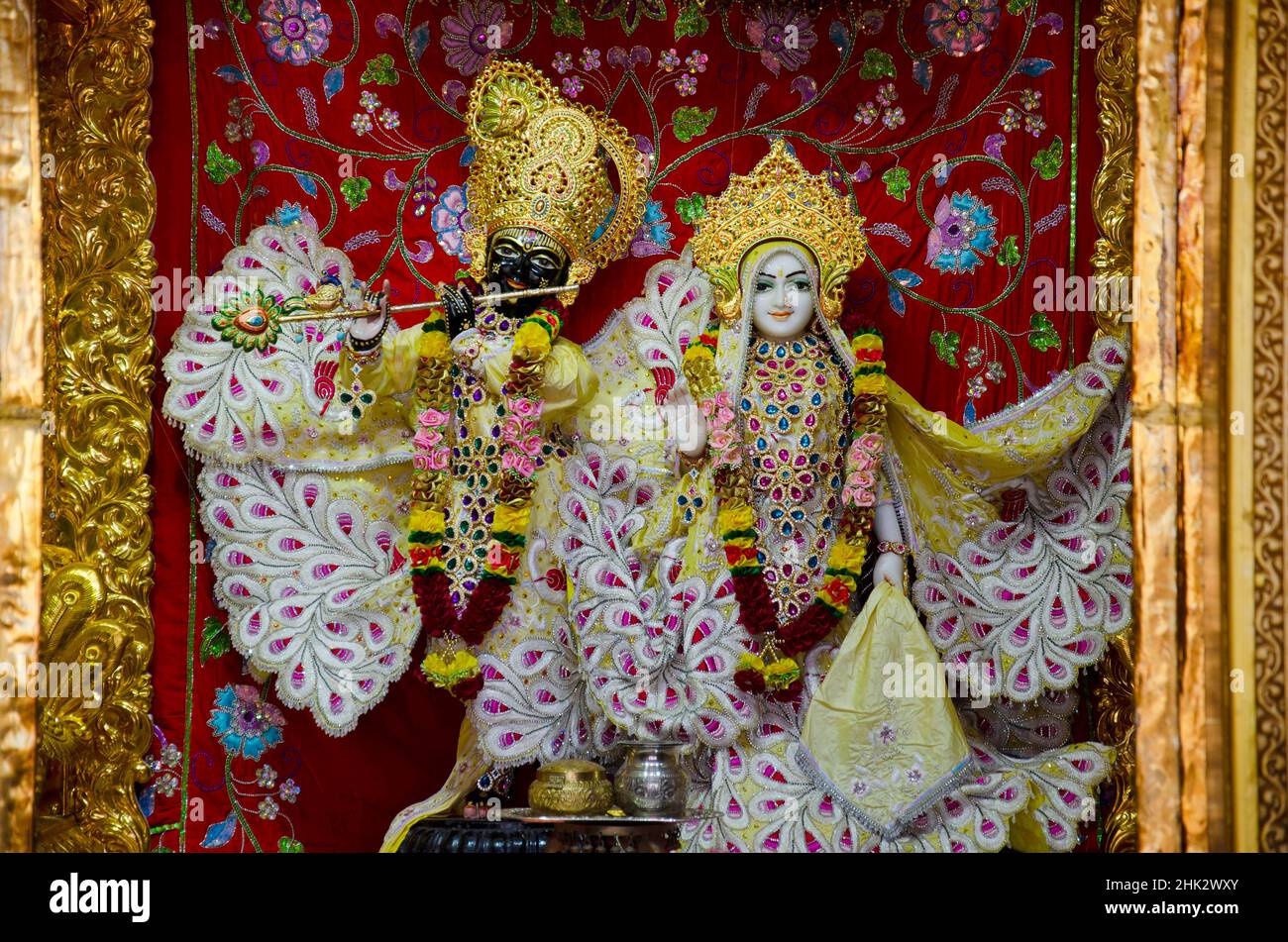 Los ídolos de Radha y Krishna dentro del templo de Swaminarayan en Nilkanthdham, Poicha, Gujarat, India Foto de stock